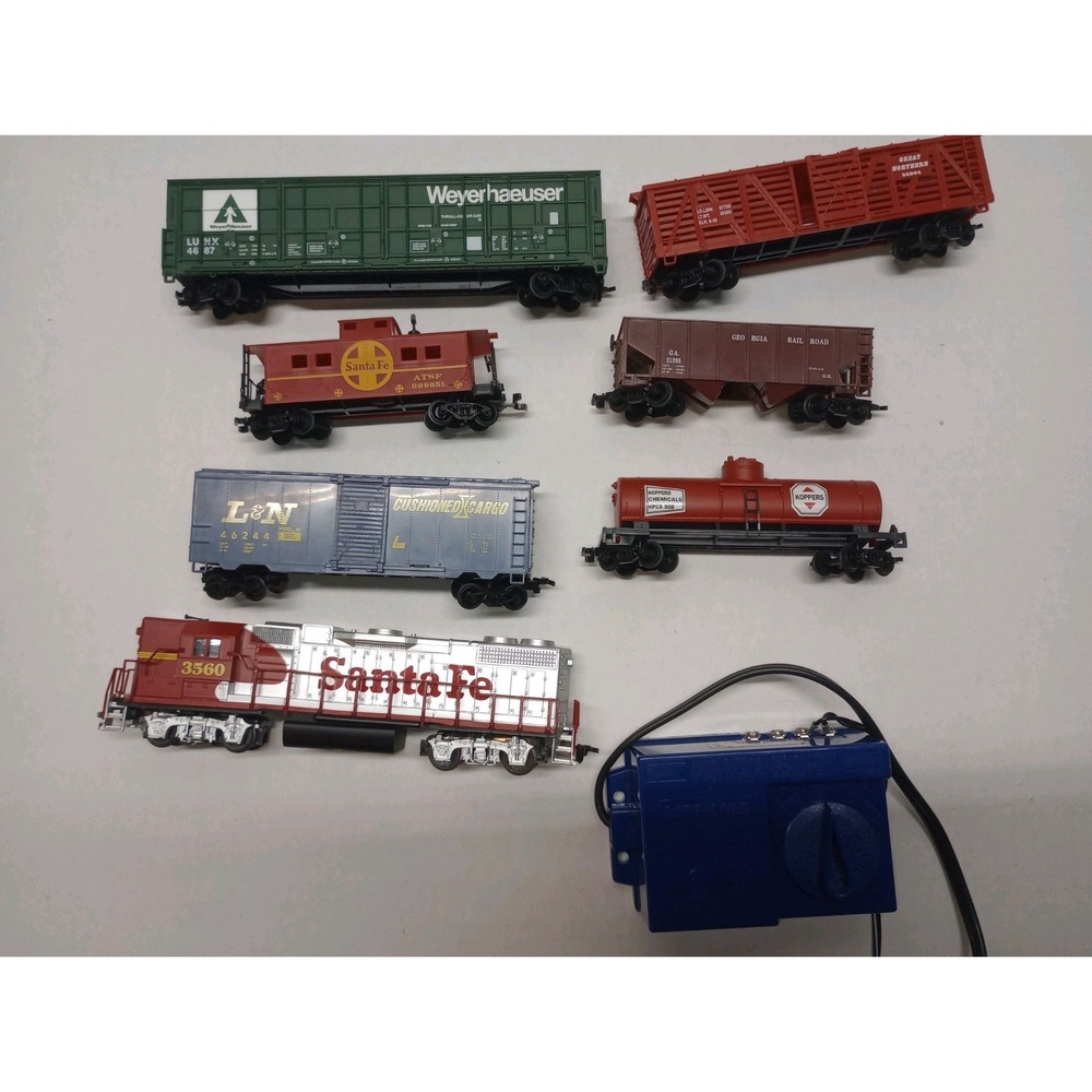 Life-Like Santa Fe HO Scale Locomotive Freight Cars and Transformer Set